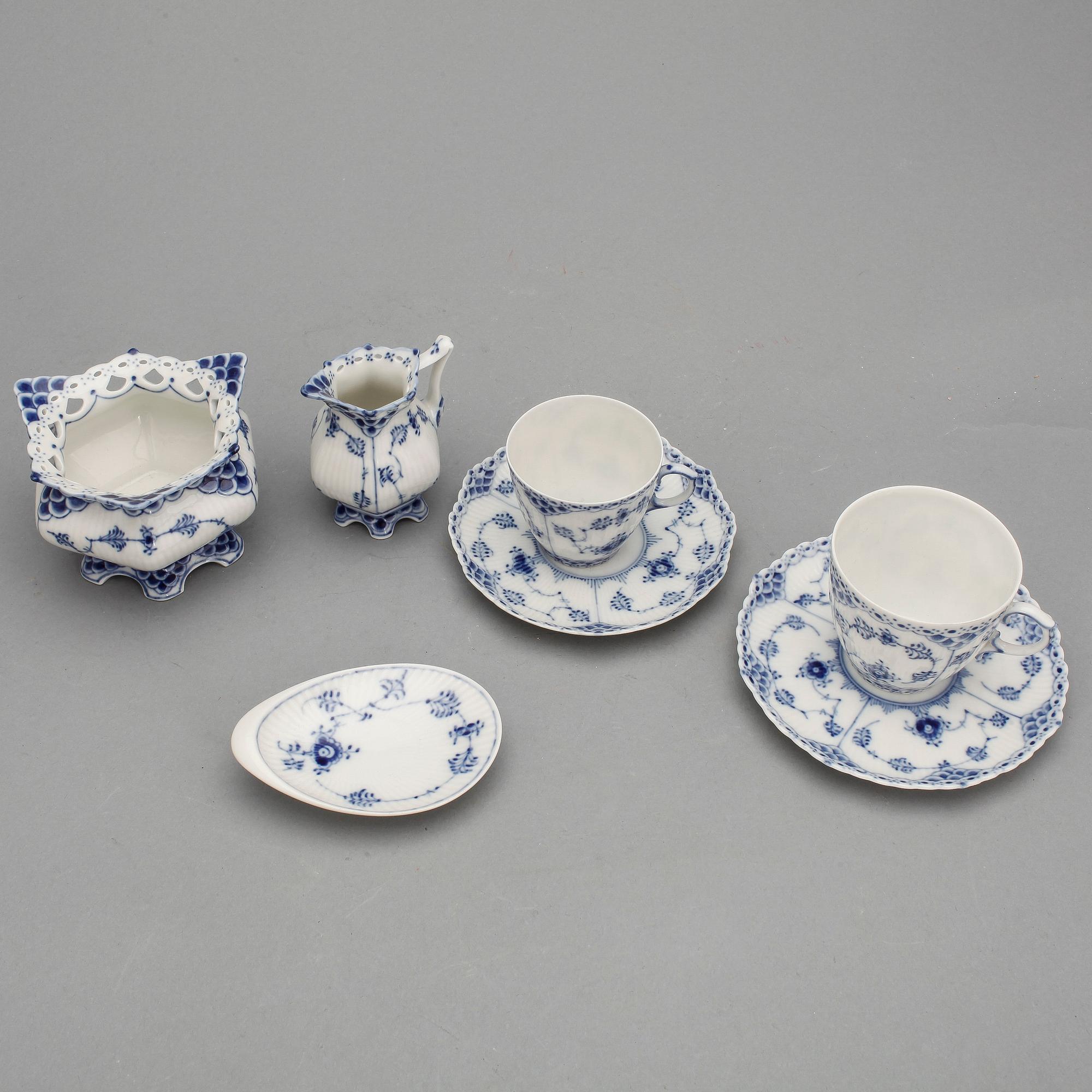 MOCCA samt KAFFESERVIS, 36 delar, porslin, "Musselmalet", Royal Copenhagen, Danmark, 1900-talets andra hälft.