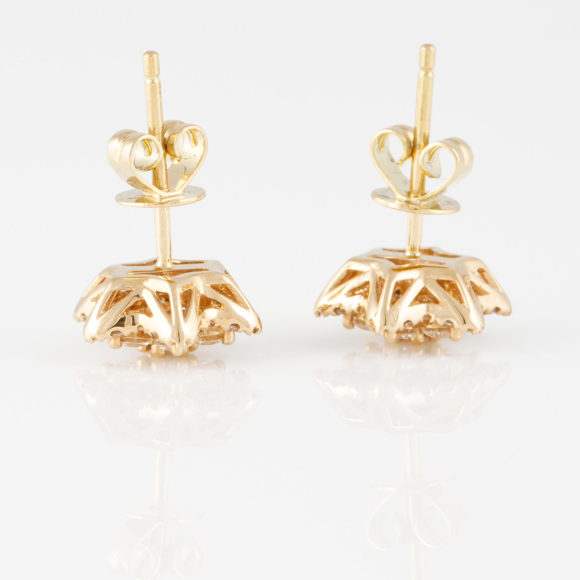 ÖRHÄNGEN, 18K guld med briljantslipade diamanter ca 0.55 ct. Vikt 2,2 gram.
