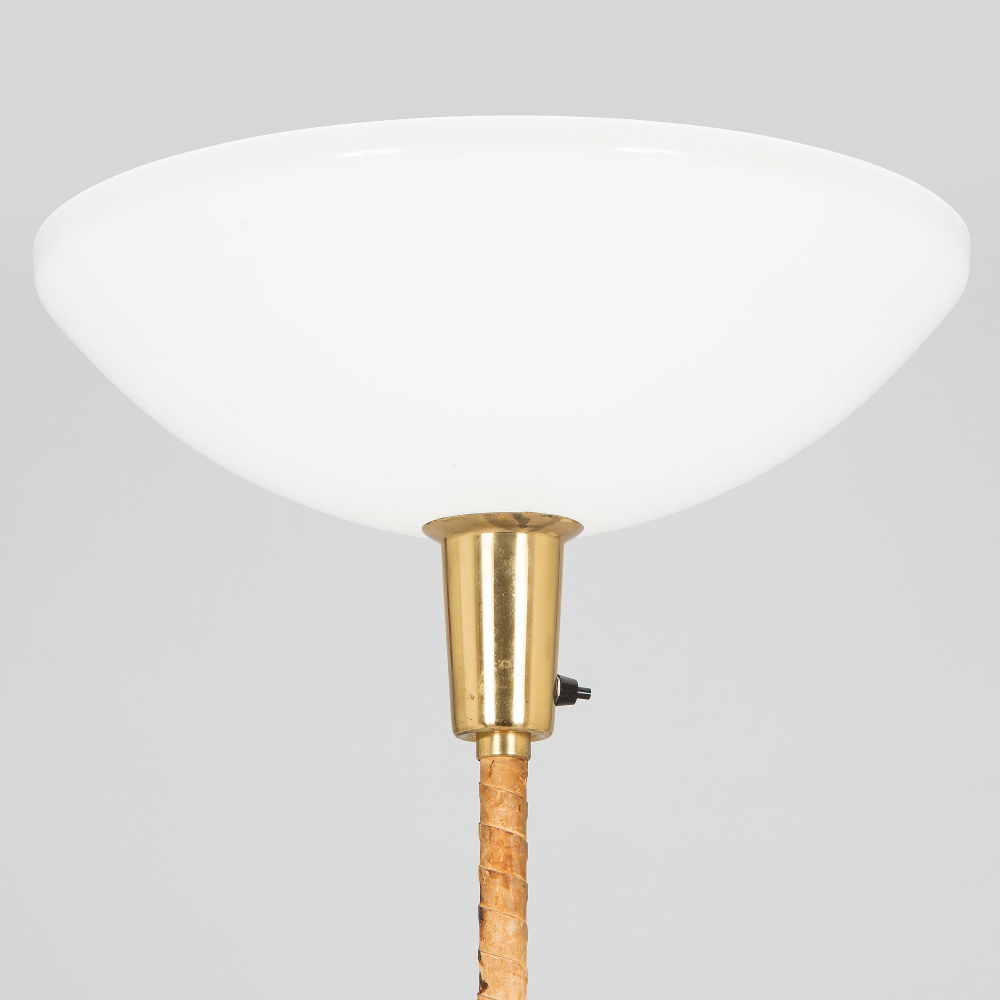 Lisa Johansson-Pape, Lattiavalaisin, Stockmann-Orno, 1900-luvun puoliväli. Korkeus 188 cm.