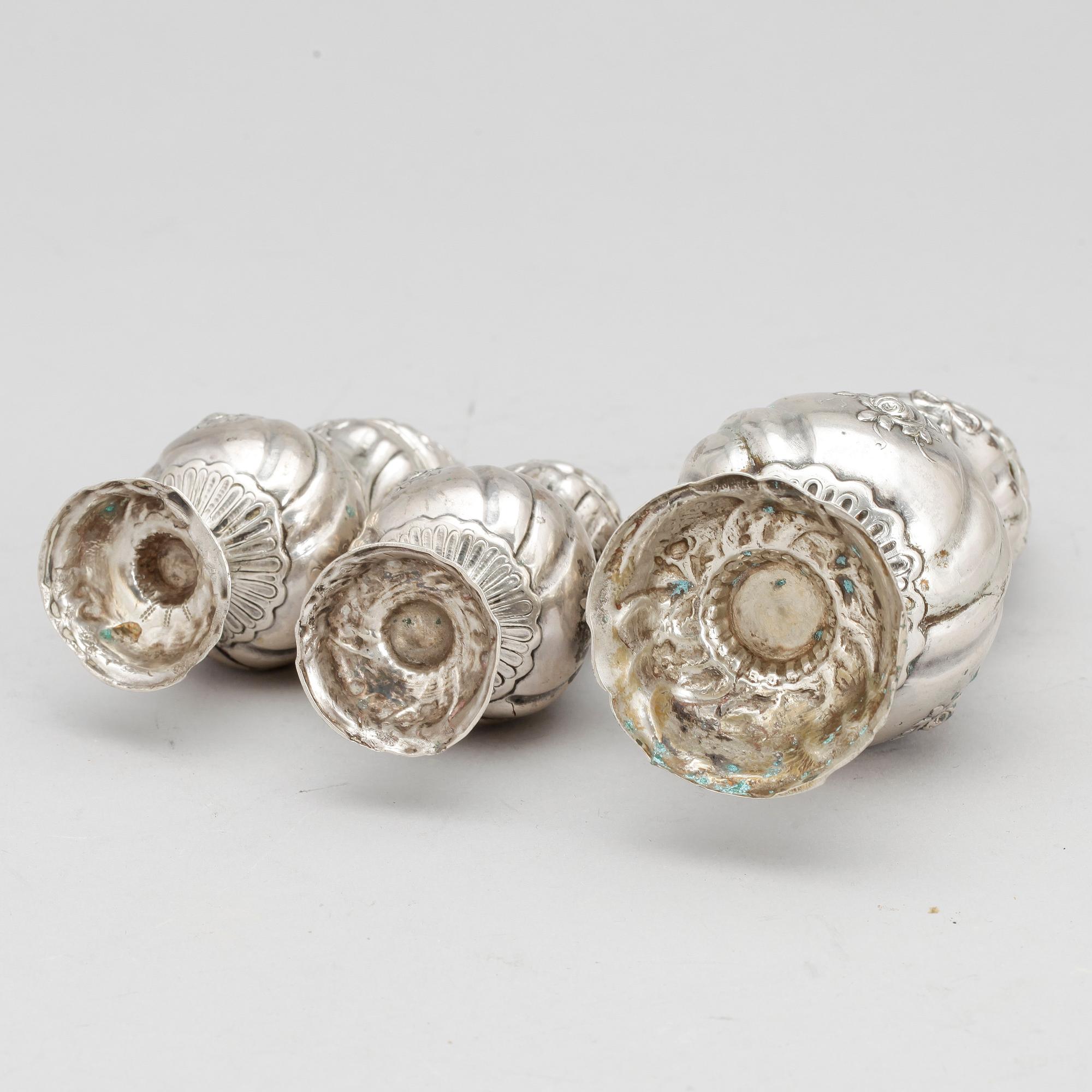 SOCKERRUSKA samt SALT och PEPPARSTRÖARE, silver, rokokostil, 18/1900-tal. Vikt ca 208g.