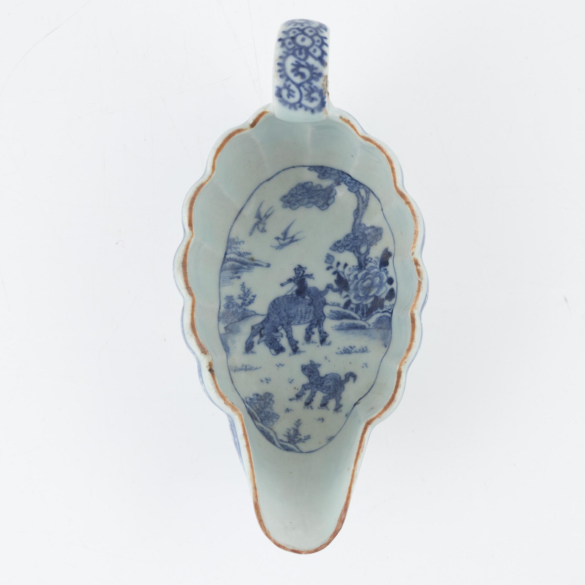 A blue and white porcelain sauce boat, China, Qing dynasty, Qianlong (1736-95).