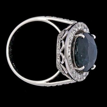A blue sapphire, 10.82 cts and brilliant cut diamond ring, tot. 1.64 cts.