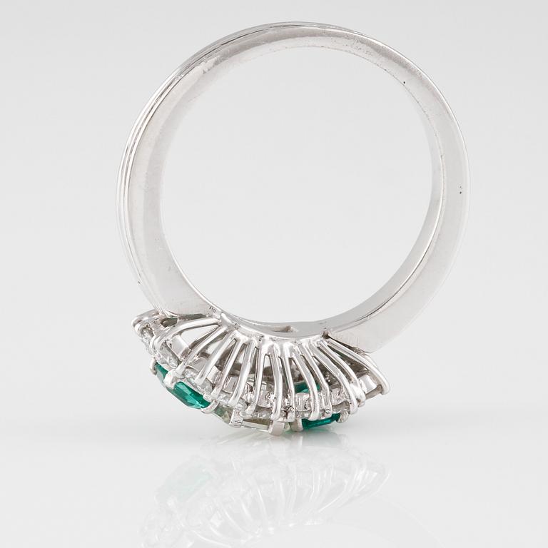 RING, 18K vitguld med en carré- och 16 briljantslipade diamanter samt 2 fasettslipade smaragder. Vikt 5,4 gram.