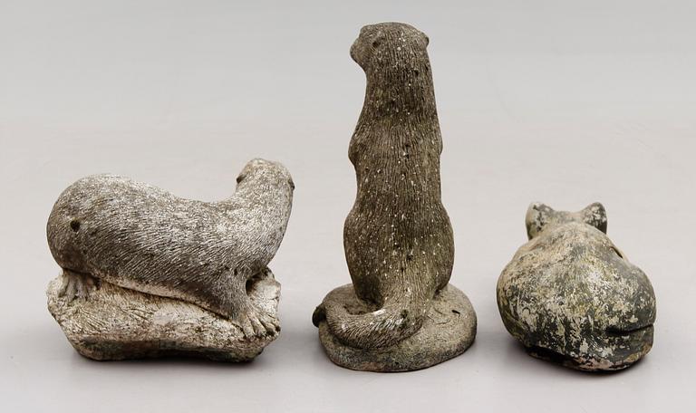 TRÄDGÅRDSKULPTURER, 3 st, stenmassa, 1900-talets andra hälft.