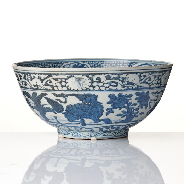 A large blue and white bowl, Ming dynasty (1368-1644). Hall mark to base.