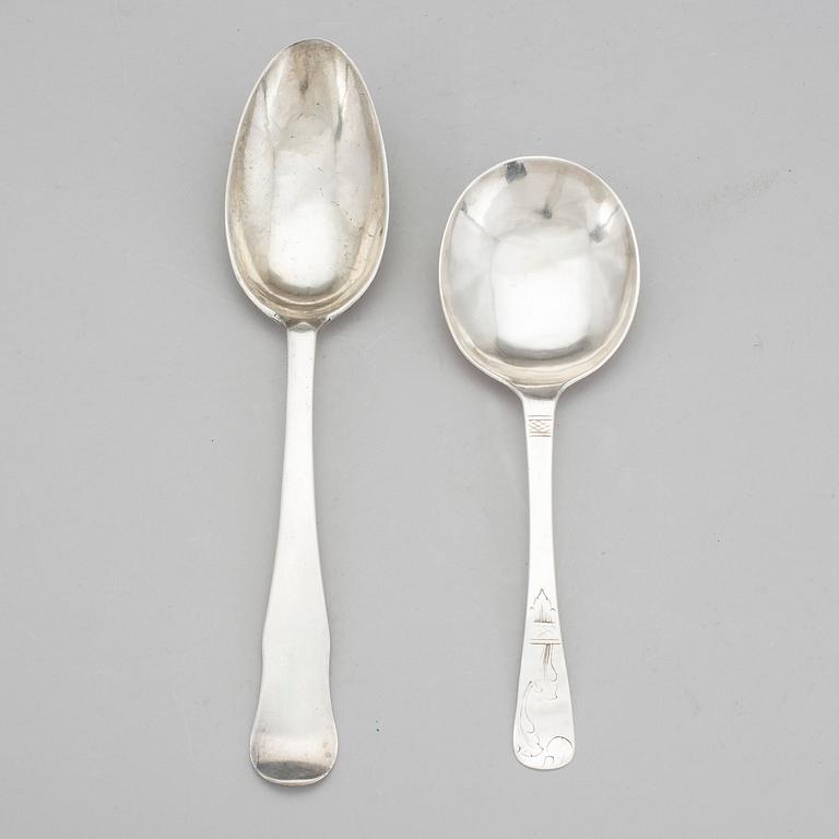 BÄGARE och SKEDAR, 3 del, bland annat en bägare av Johan Leffler, Falun, 1766. Vikt ca  125 g.