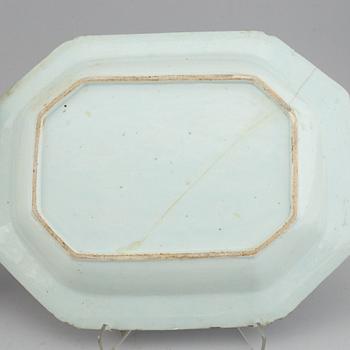 Stekfat, ett par, samt tallrikar, 3 st, urnor 2 st, porslin. Kina, 1700-1900-tal.