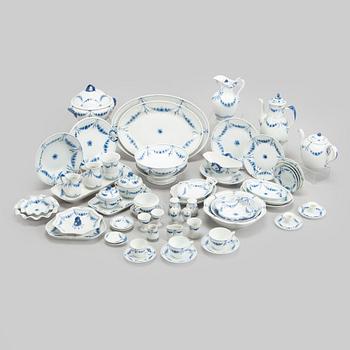 Harriet Bing, astiasto, 110 osaa, "Empire" posliini,  ja pöytäliina, Bing & Grøndahl Tanska.