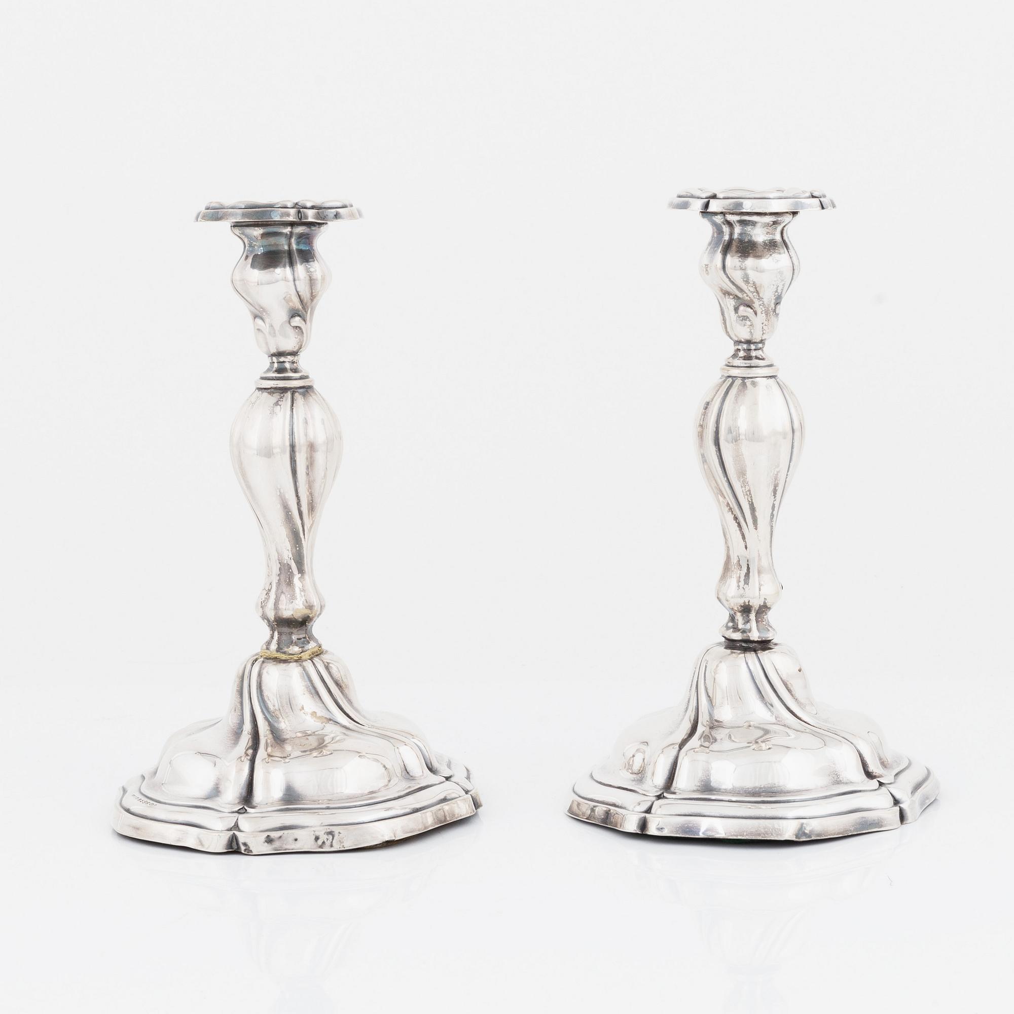 Ljusstakar, ett par, silver, rokokostil, Norge, svenska importstämplar, 1900-talets första hälft.