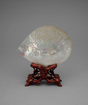 SNÄCKA/SKULPTUR, pärlemor, Kina, 1900-tal.