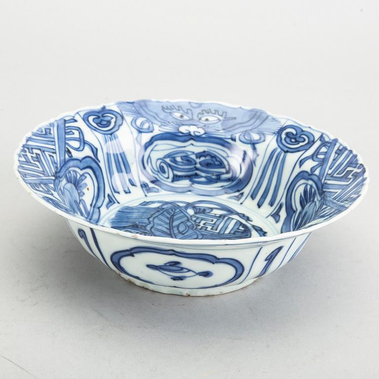A Chinese kraak porcelain Ming dynasty Wanli bowl.
