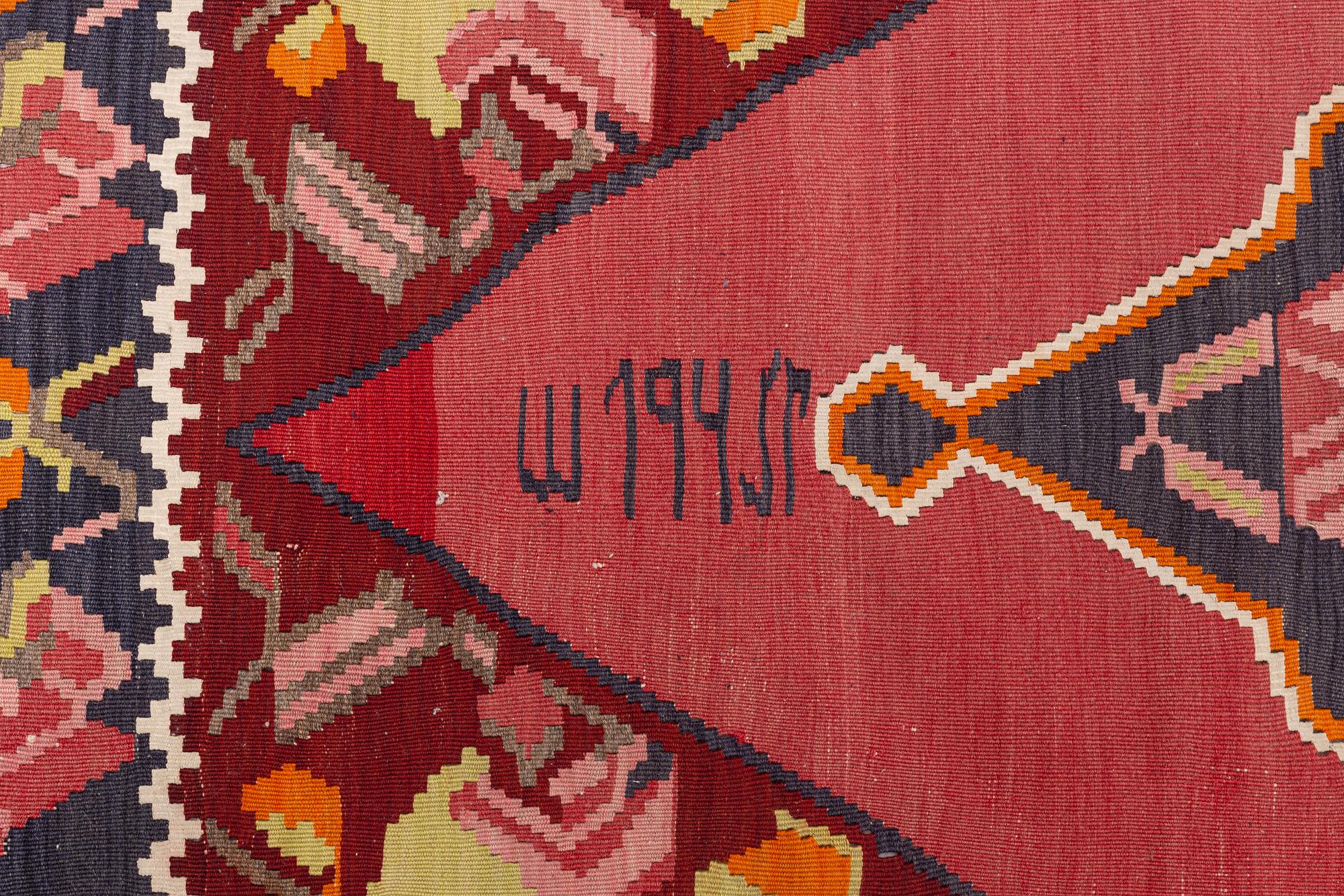 Matta, kelim, Azerbajdzjan, daterad 1945, 213 x 142 cm.