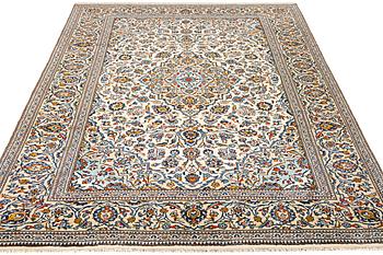 A Kashan carpet, a. 351 x 245 cm.