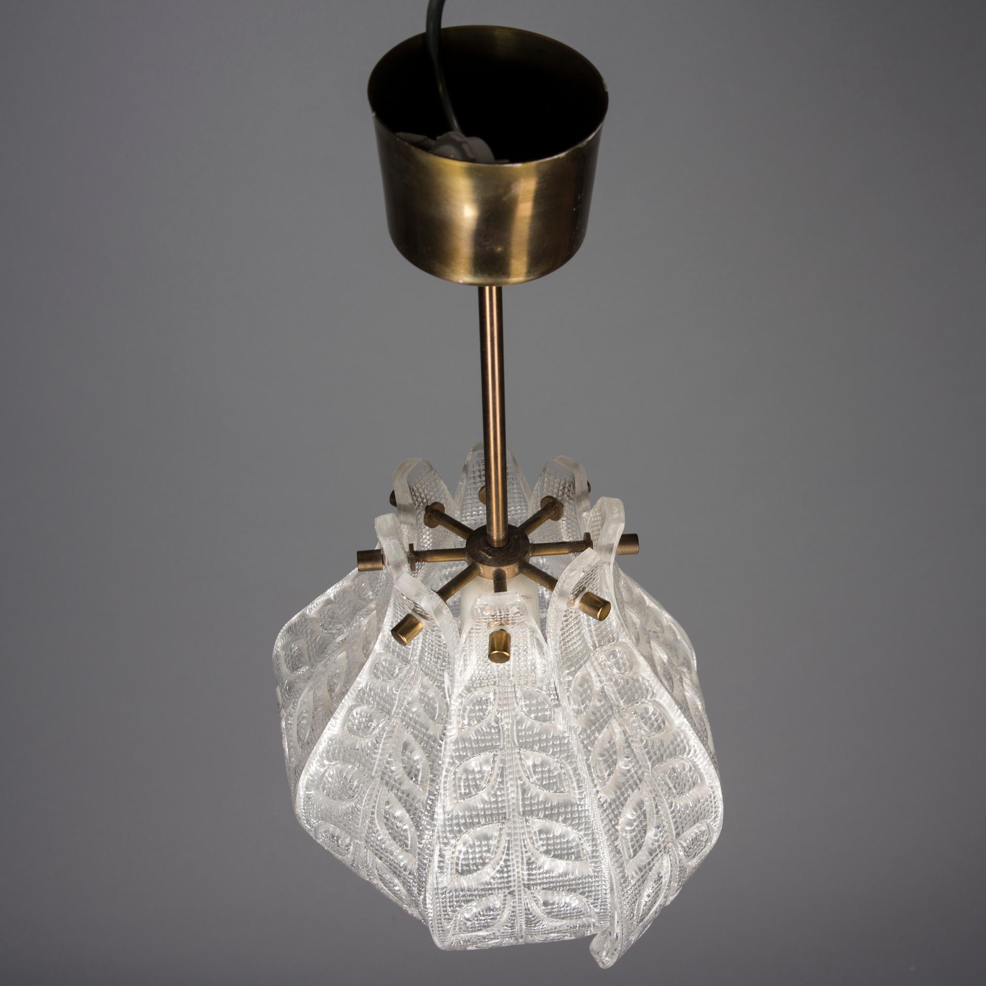 TAKLAMPA, glas och mässing, troligen Carl Fagerlund, Orrefors, 1900-talets senare hälft. Totalhöjd ca 44 cm.