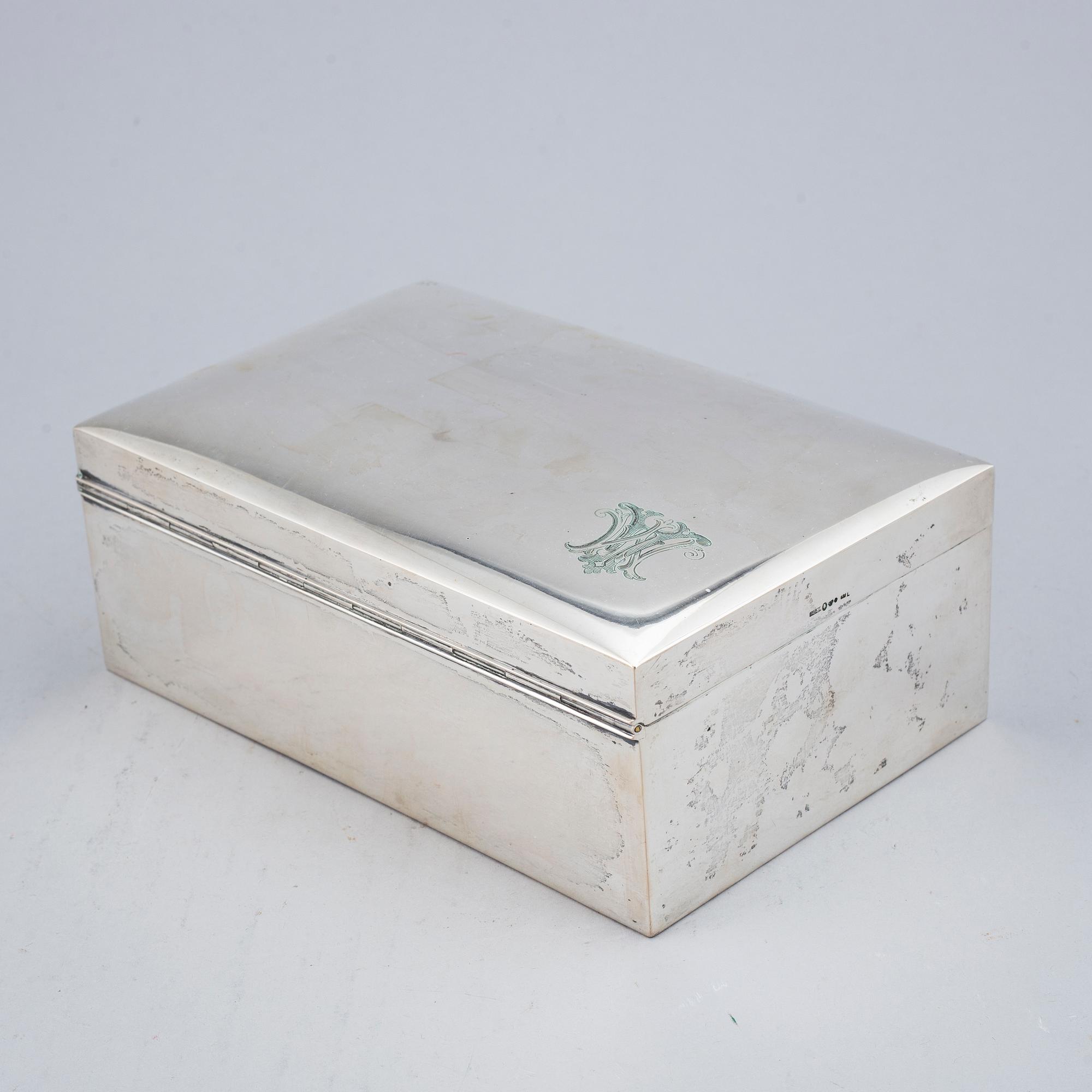 A silver cigarette box, CG Hallberg, Stockholm 1919.