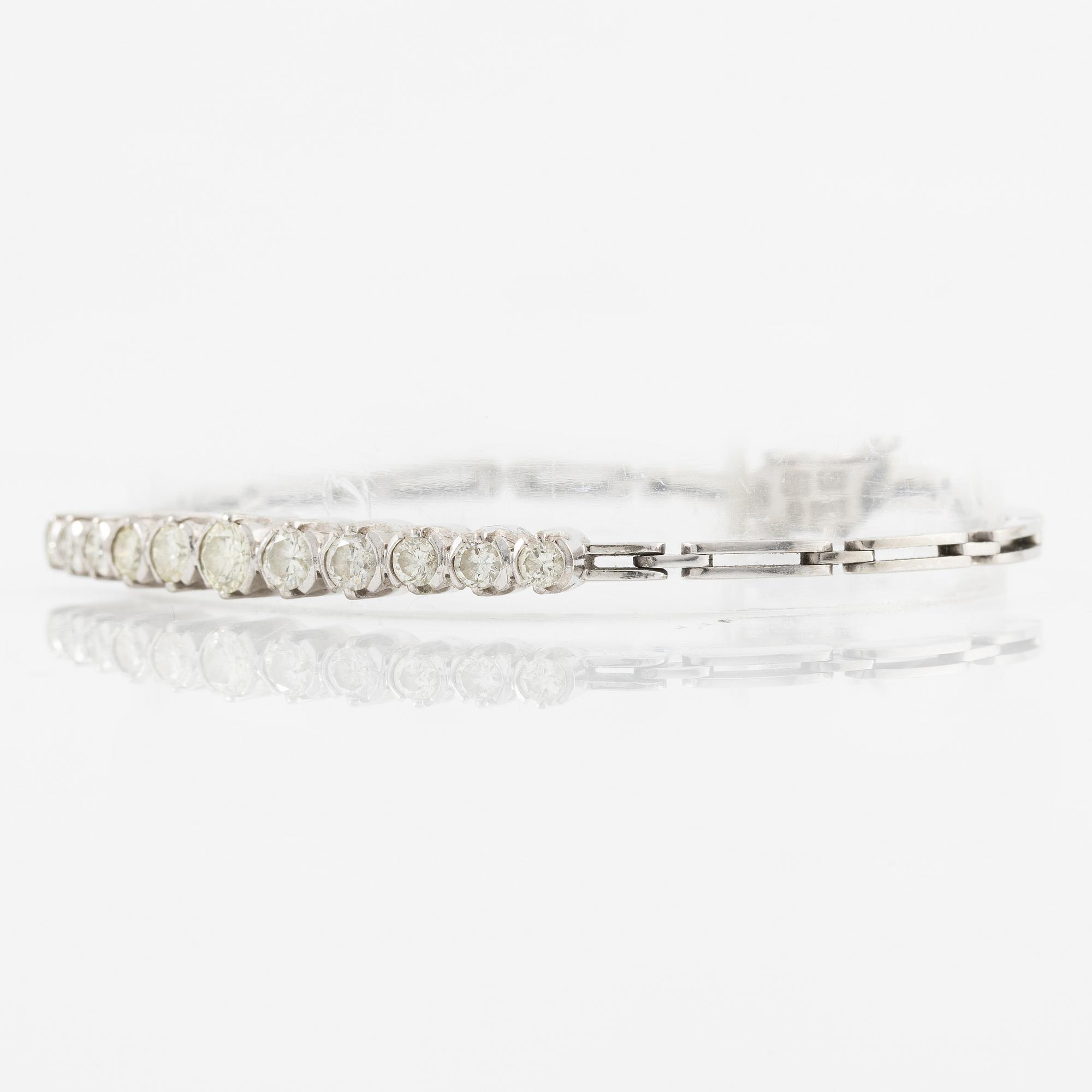 Bracelet, 18K white gold with brilliant-cut diamonds.