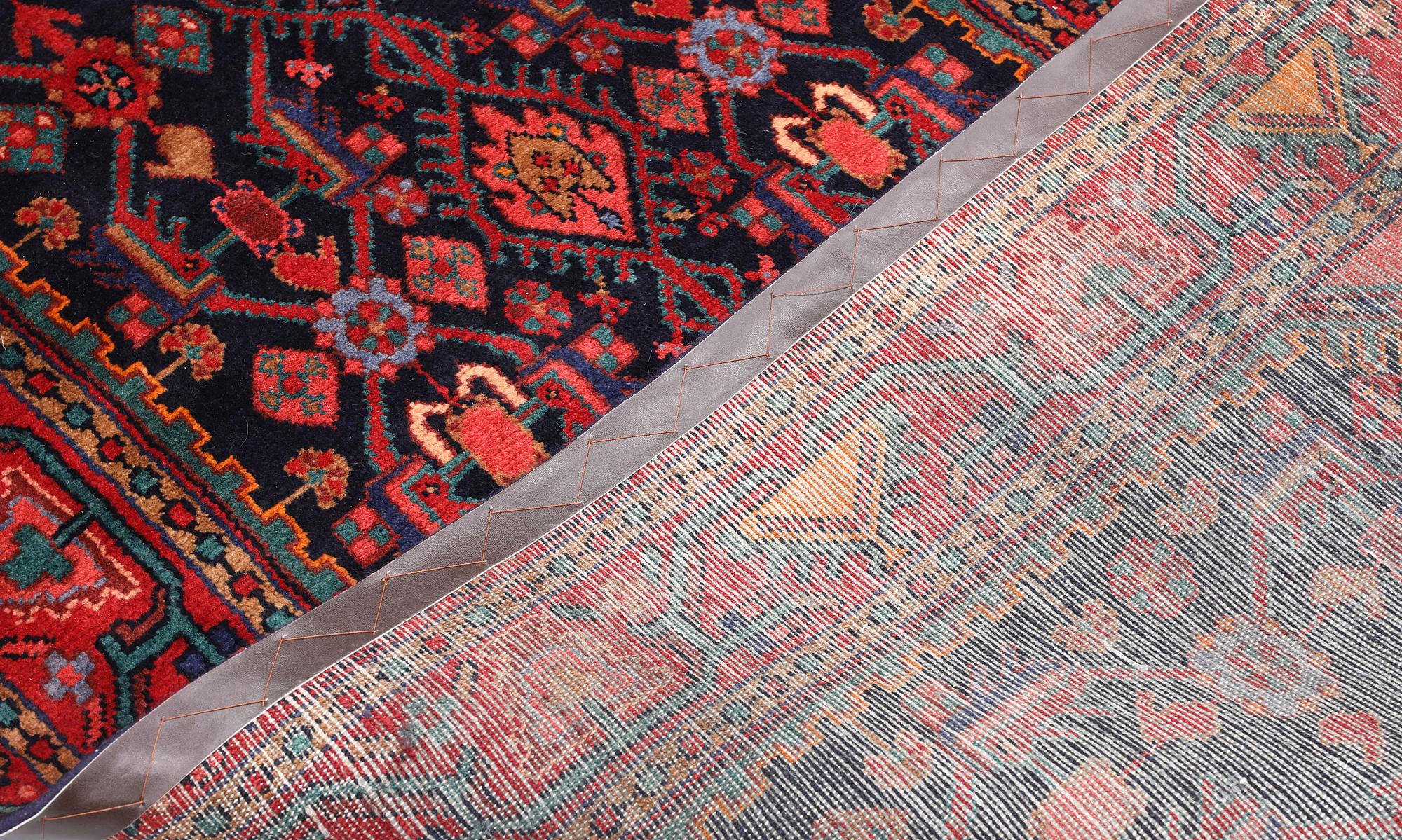 A Hamadan runner, approx. 432 x 110 cm.