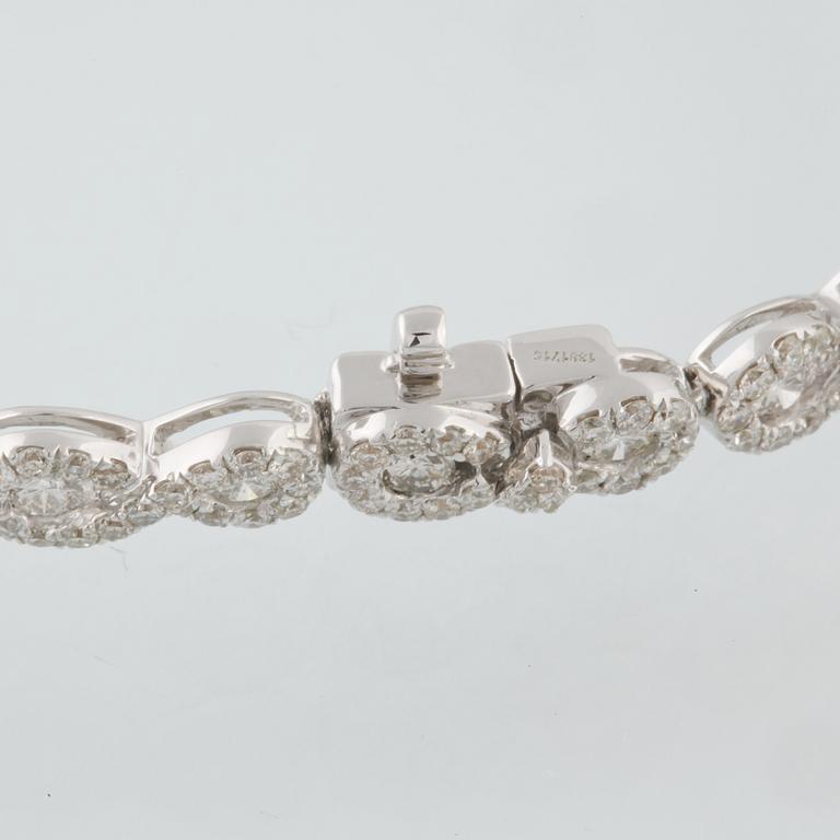 ARMBAND, 18K vitguld med 357 briljantslipade diamanter, 4.14 ct. Vikt 12,2 gram.