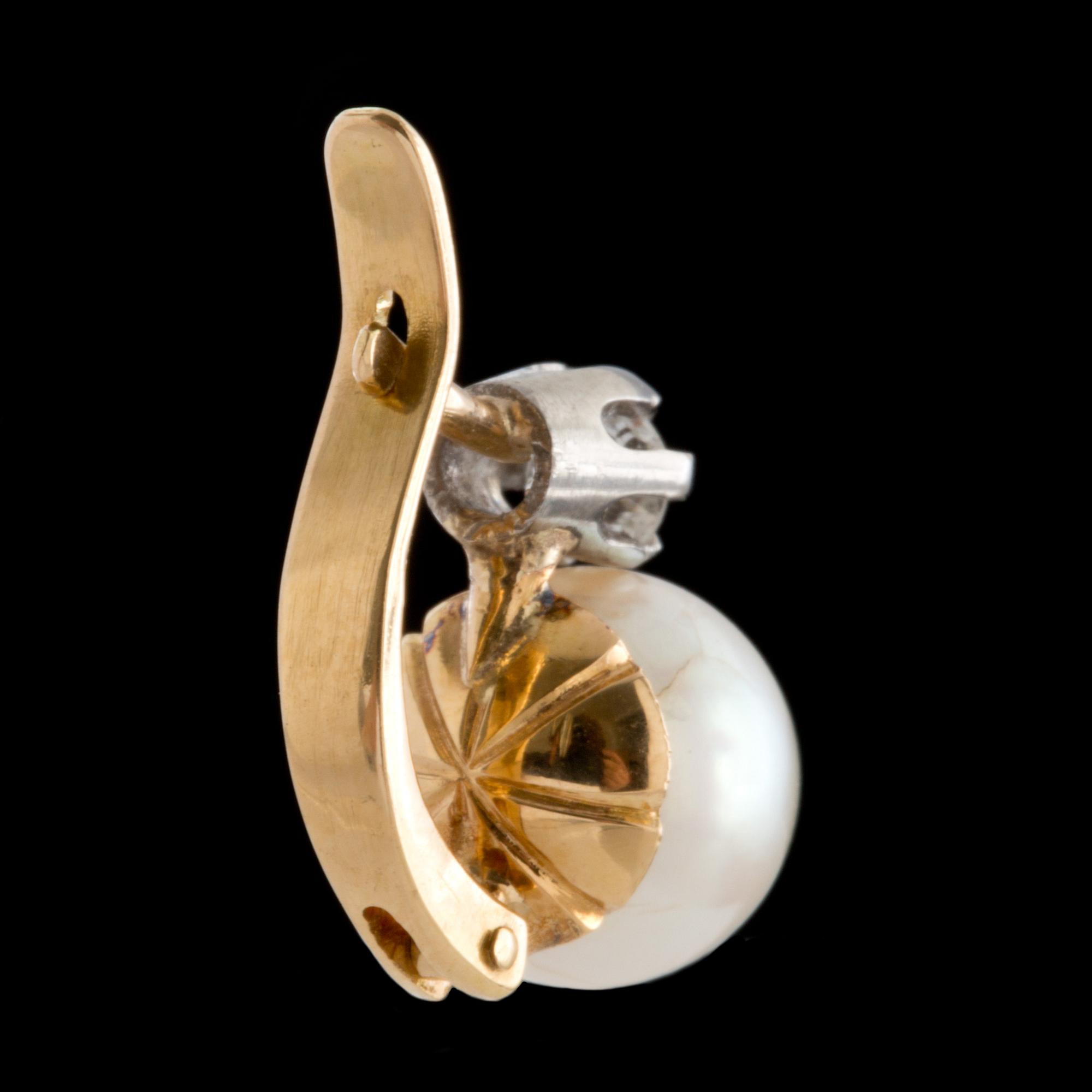 ÖRHANGEN, ett par, 18k guld och vitguld med pärlor och gammalslipade diamanter, ca 0,20ct. Vikt ca 4g.