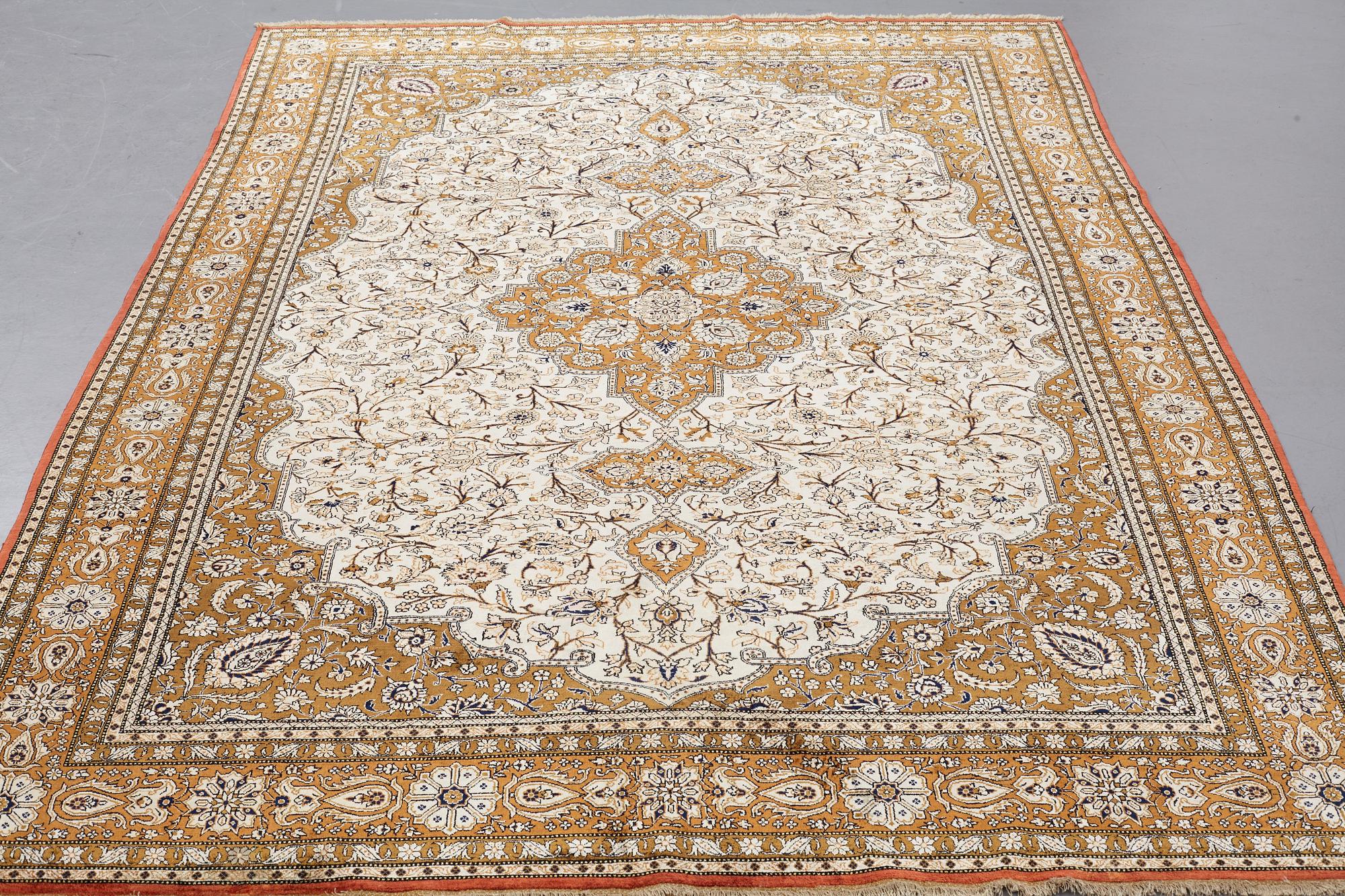 MATTA, semiantik silke Ghom, ca 269,5 x 179,5-182 cm (samt kortsidorna med 1 och 2 cm slätväv).