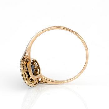 RING, med markisslipade safir, ca 1,67 ct och diamanter, totalt ca 0,50 ct, Ryssland, omkring sekelskiftet 1900.