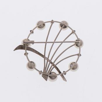 RINTAKORU, 18K valkokultaa, 7 pientä 8/8-hiottua timanttia, viljeltyjä helmiä. Peltonen&Kni Helsinki 1966.