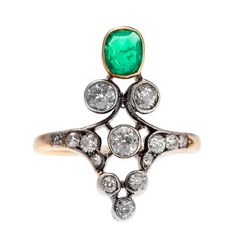 413. A RING, old cut diamonds c. 0.80 ct, emerald 4,5 x 5,5 mm. Size 17+. Weight 3,8 g.