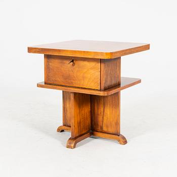 An Art Deco walnut 1930/40s side table.