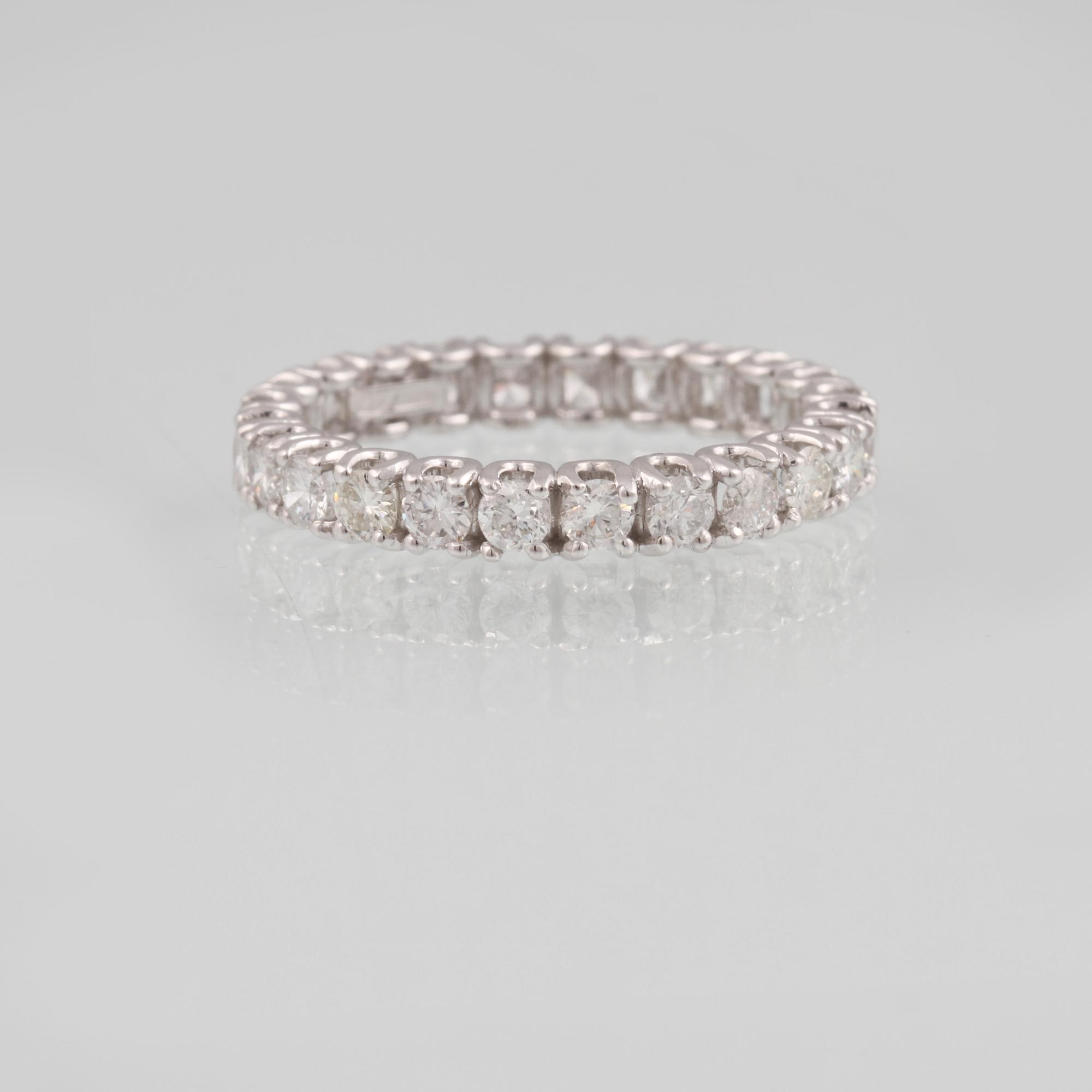 RING, 18K vitguld med fasettslipade diamanter ca 1,58 ct. Vikt 2,6 gram.