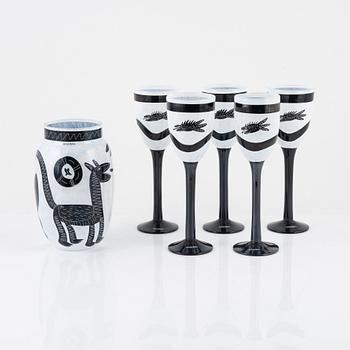 Ulrica Hydman-Vallien, pokalglas, 5 st, samt vas, glas, "Caramba", Kosta Boda.