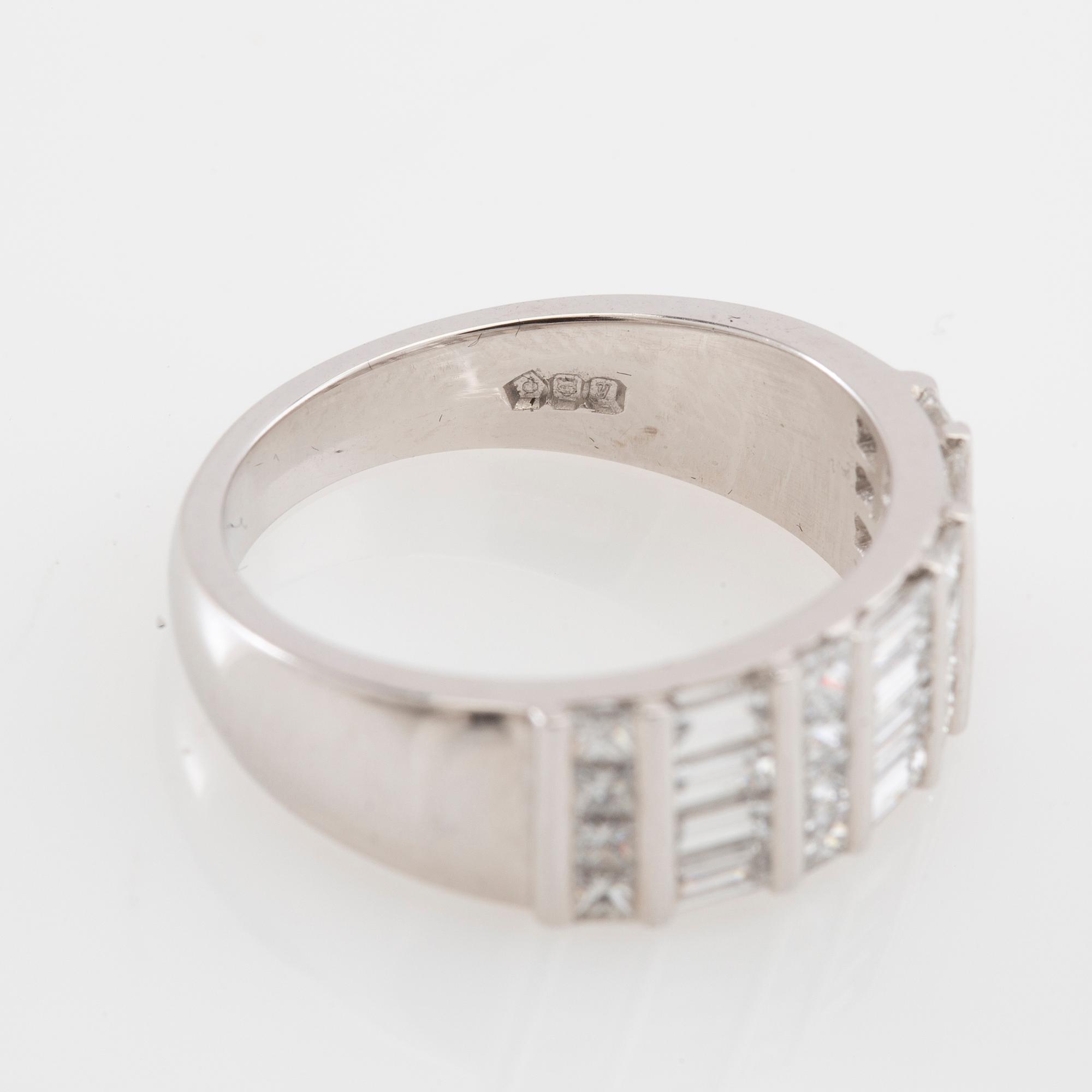 Stephen Foster, Ring platinum with diamonds approx. 1.21 ct total, London.