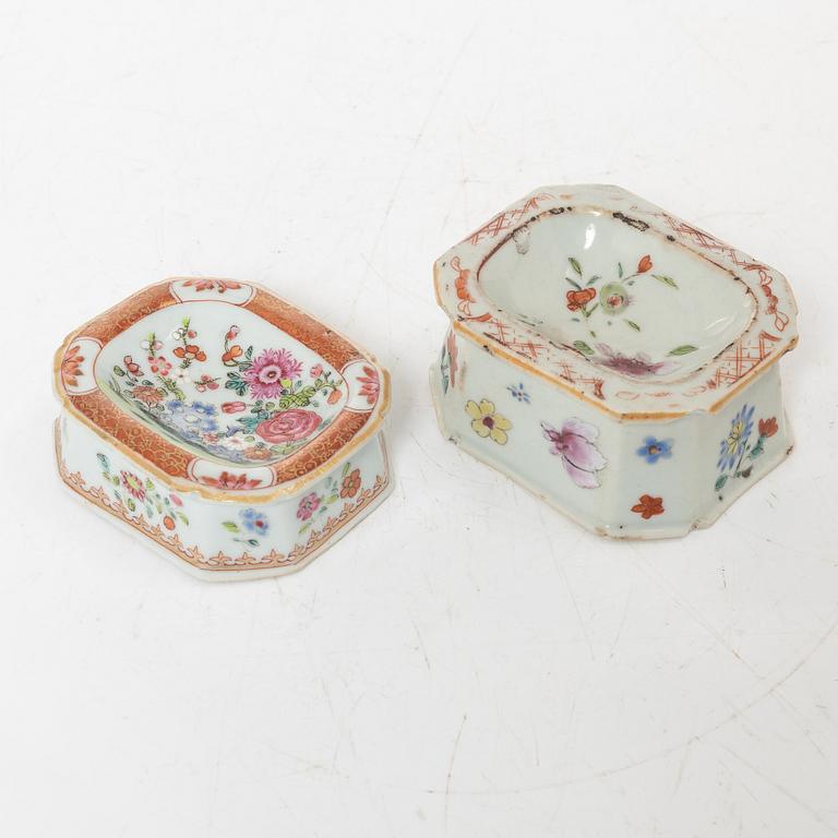 Karott med lock och fat, två saltkar, porslin, Kina, Qingdynastin, Qianlong (1736-95).