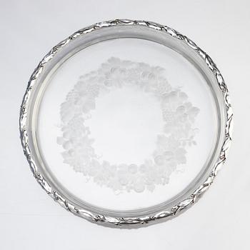 Praktfat med mönstergraverat slipat glas med silverkant, W.A. Bolin, Stockholm 1919.