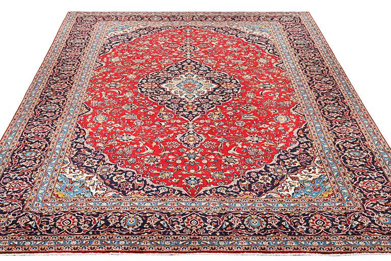A Kashan carpet, c. 412 x 300 cm.