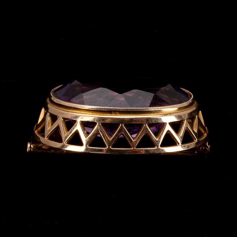 BROSCH, ametist ca 18 ct. 14K guld. Torbjörn Tillander Helsingfors 1969. Vikt 9,9 g.