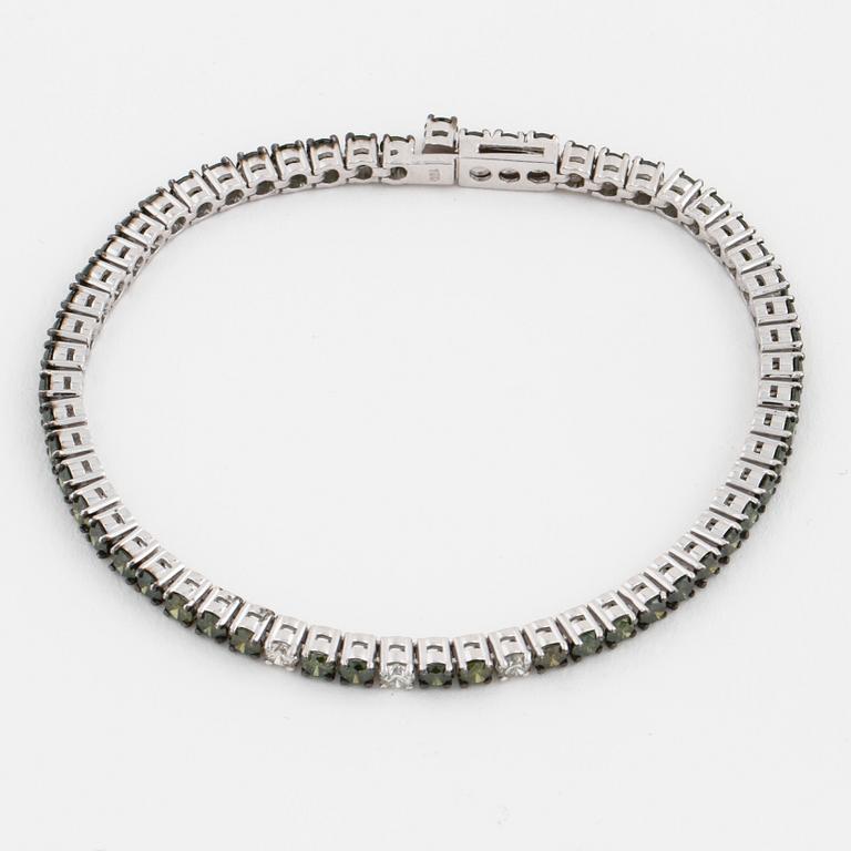 ARMBAND, med vita gröna diamanter, totalt circa 4.50 ct.