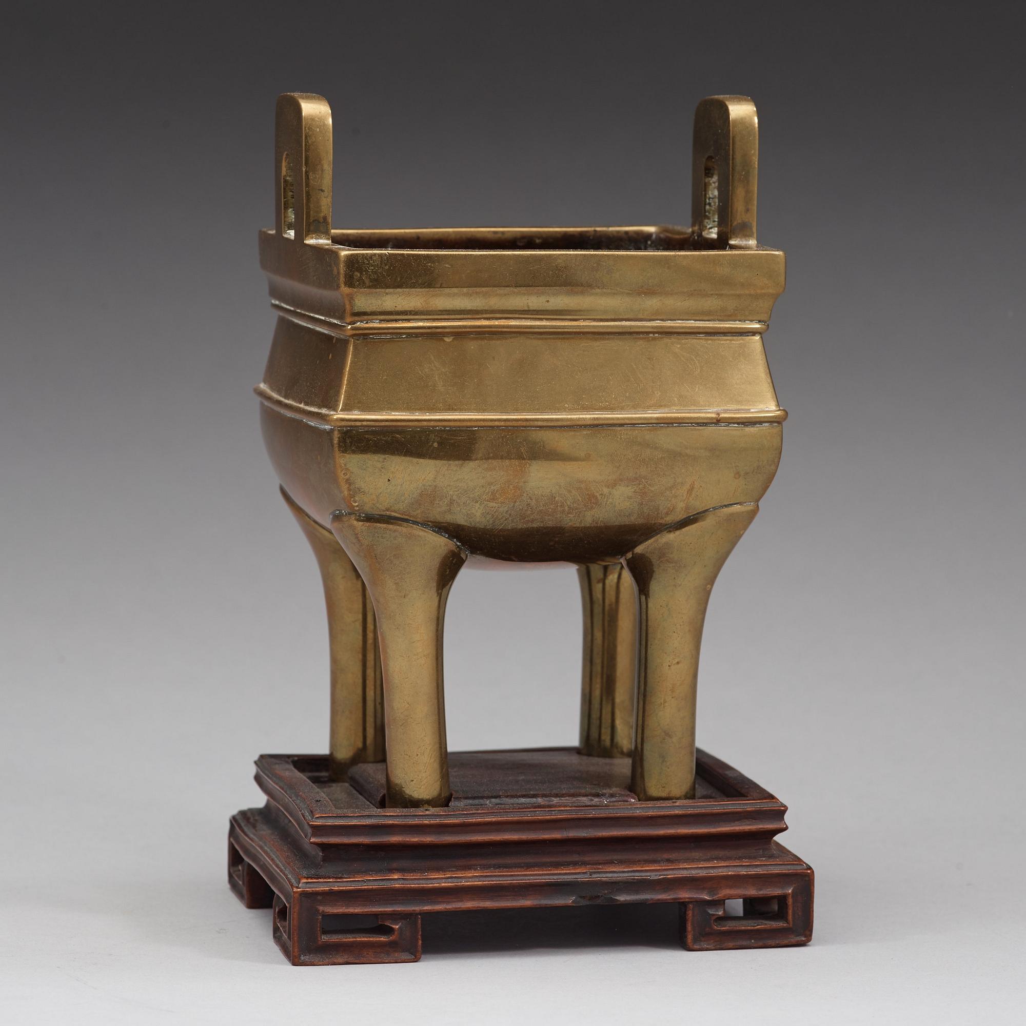 A polished bronze censer, late Qing dynasty (1644-1912).