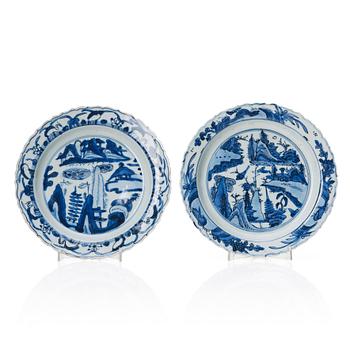 956. Two blue and white dishes, Ming dynasty, Tianqi (1621-27).