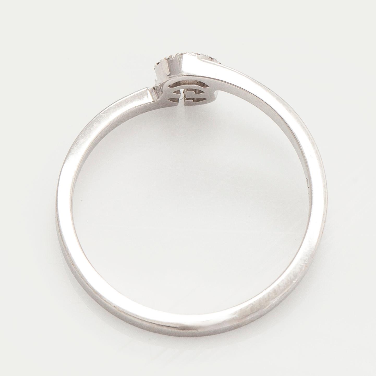 Gucci, an 18K white gold 'GG Running' ring with diamonds.