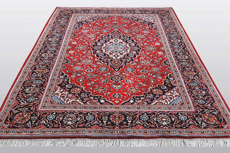 A carpet, Kashan 284 x 195 cm.