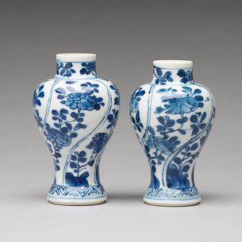 A pair of blue and white miniature vases, Qing dynasty, Kangxi (1662-1722).