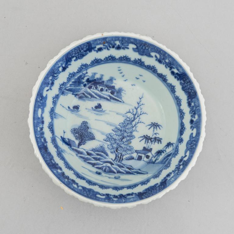 Parti kinesiskt porslin, 13 delar, Qingdynastin, 1700- och 1800-tal.