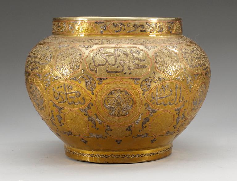 KRUKA, mässing. Höjd 22,5 cm, diameter 30 cm. Persien omkring 1900.