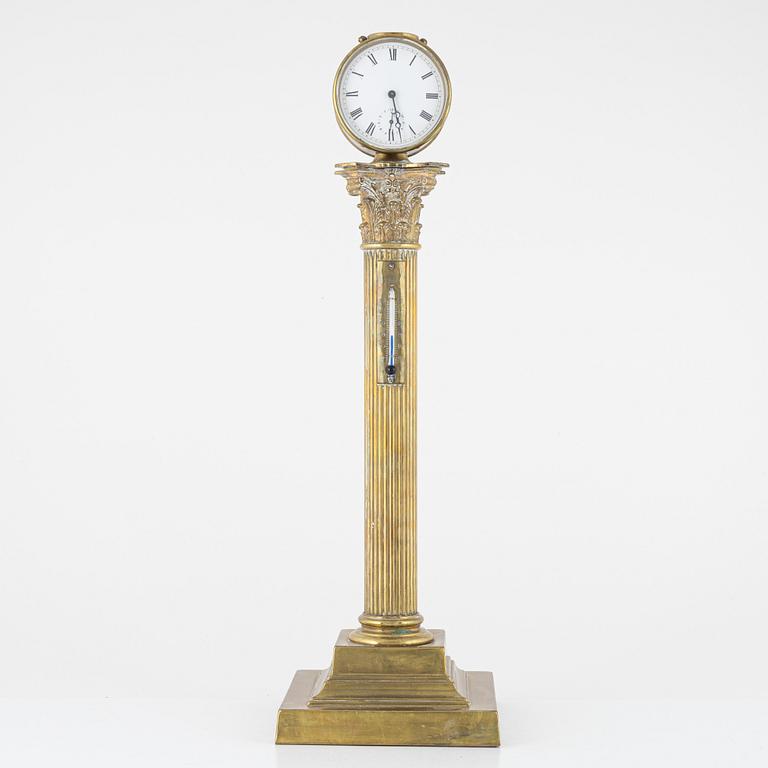A table clock with a thermometer, around the year 1900.
