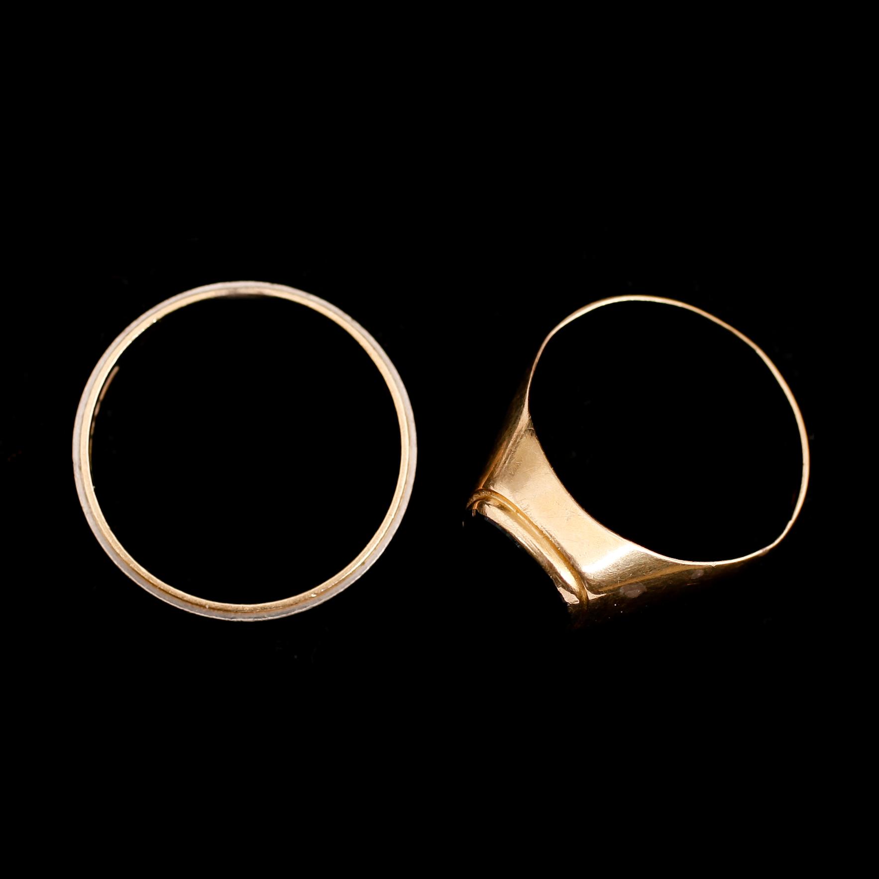 RINGAR, 2 st, 18 k guld o vitguld. Total vikt 7 g.