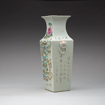 A squared famille rose vase, late Qing dynasty (1644-1912).