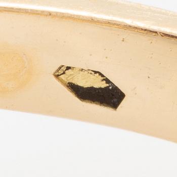 Ring 18K gold with two round brilliant-cut diamonds.