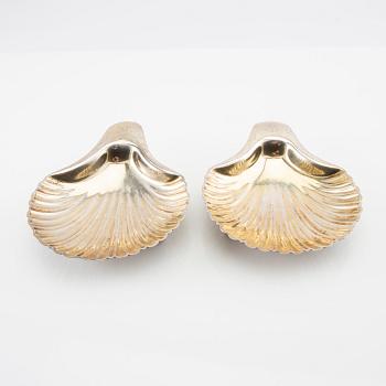CG Hallberg shell-shaped dishes, a pair of silver, Stockholm 1915, accompanied by a bowl of nickel silver.