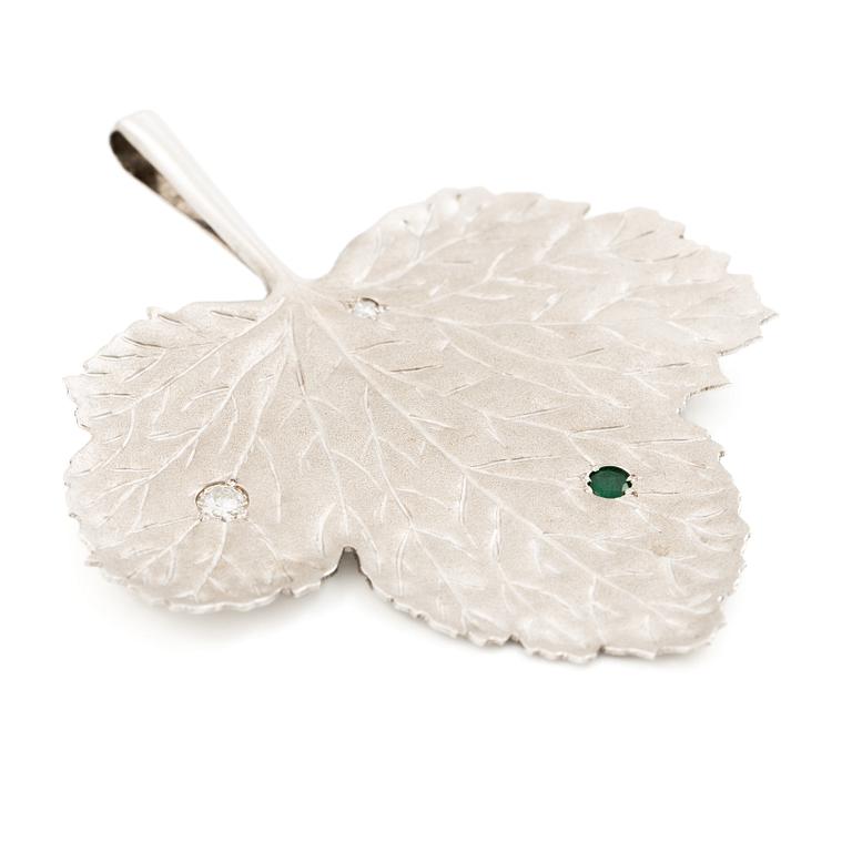 Brooch/pendant in the shape of a leaf, 18K white gold set with brilliant-cut diamonds and an emerald.