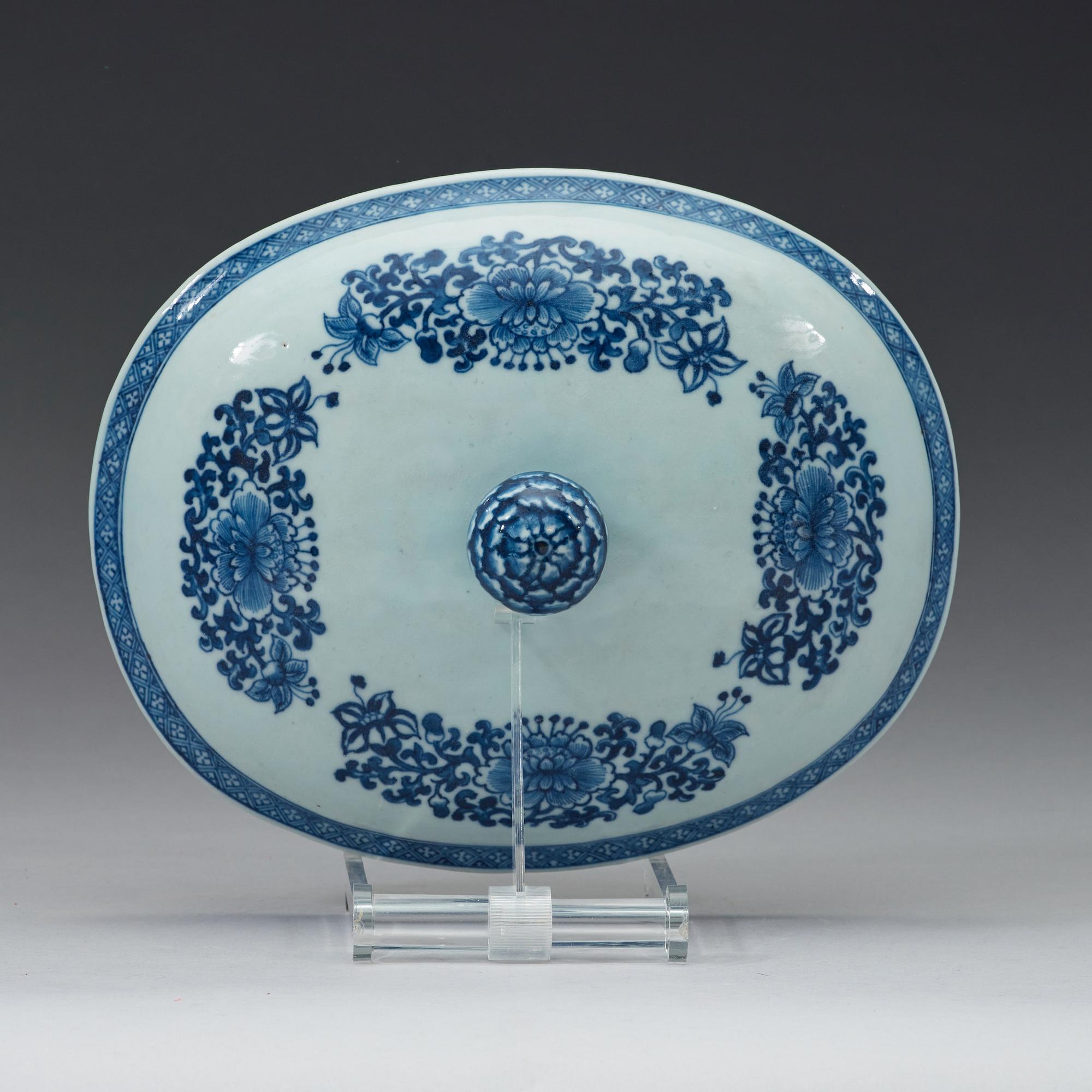 TERRIN med LOCK och FAT, kompaniporslin. Qingdynastin, Qianlong (1736-95).